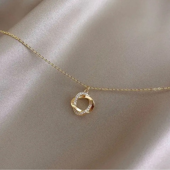 14K Gold Plated Necklace with Chic Pendant - Picture 8 of 9